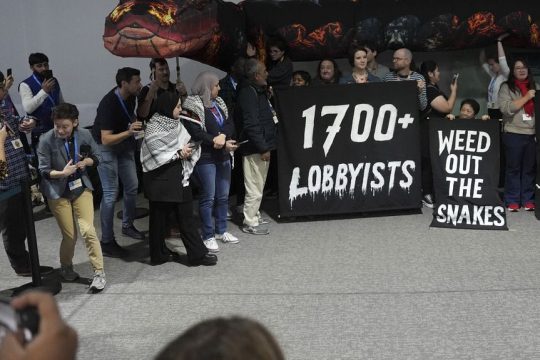 Η καταγραφή των εκπροσώπων της βιομηχανίας ορυκτών καυσίμων στη σύνοδο για το κλίμα COP29 από τον συνασπισμό ακτιβιστών Kick Big Polluters Out έδειξε ότι έχουν πάρει περισσότερες άδειες συμμετοχής απ’ ό,τι τα 10 πιο ευάλωτα στην κλιματική κρίση έθνη